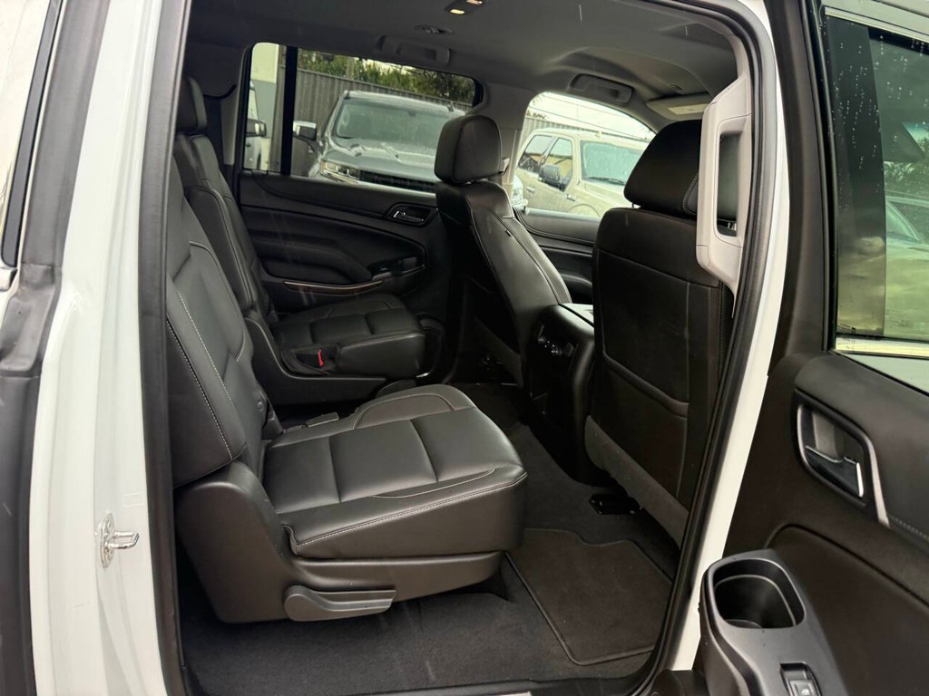Chevrolet Suburban Vehicle Full-screen Gallery Image 16