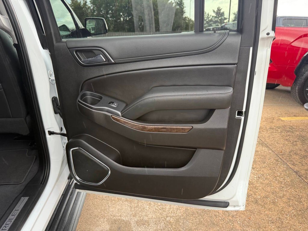 Chevrolet Suburban Vehicle Full-screen Gallery Image 18