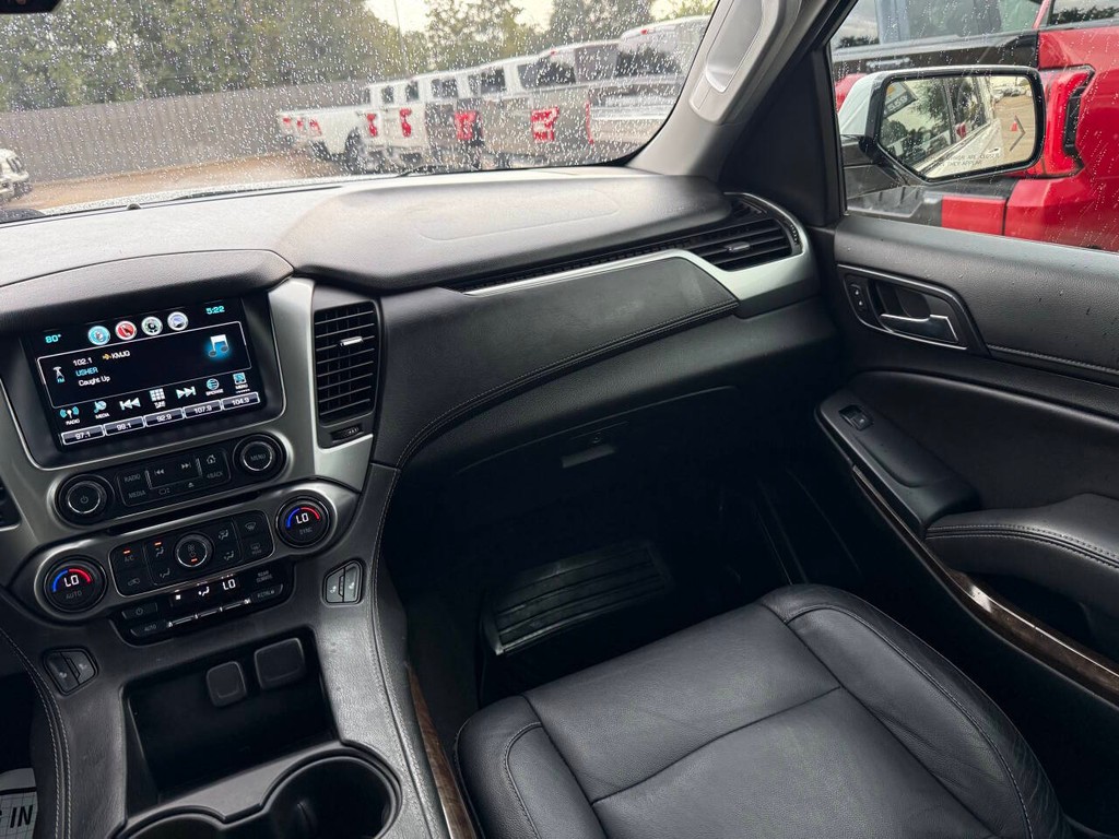 Chevrolet Suburban Vehicle Full-screen Gallery Image 22