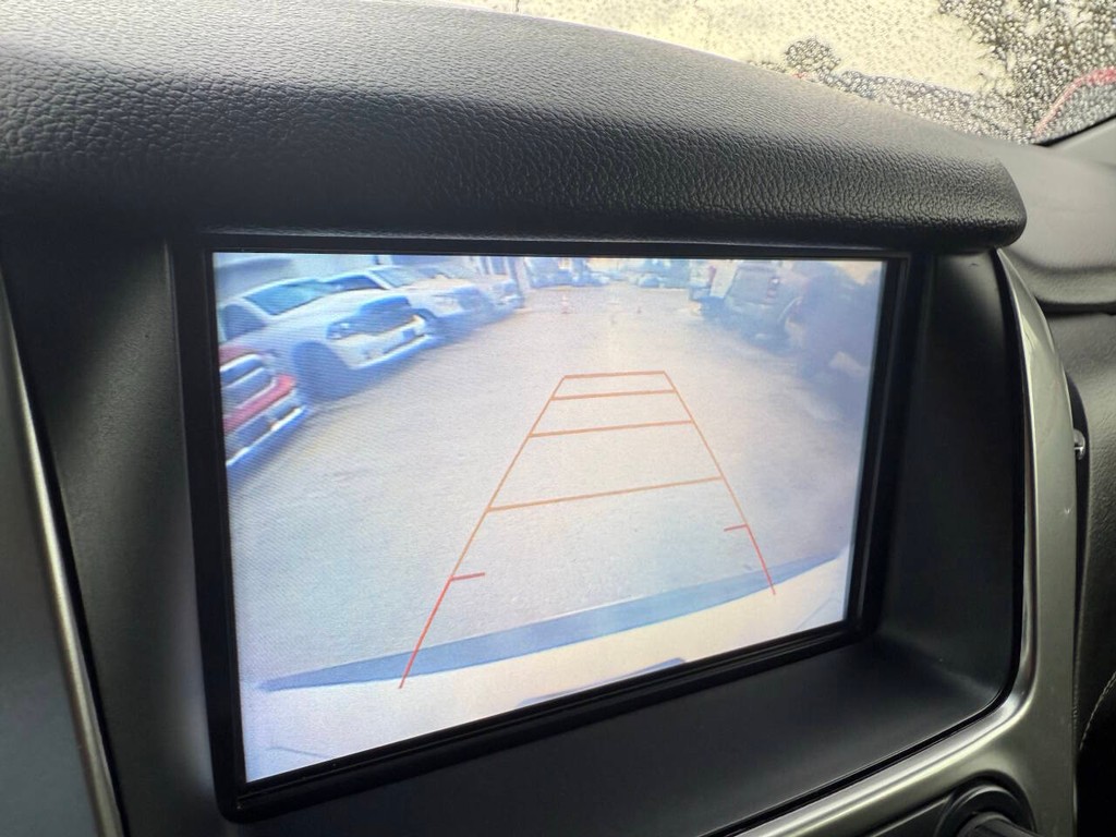 Chevrolet Suburban Vehicle Full-screen Gallery Image 29