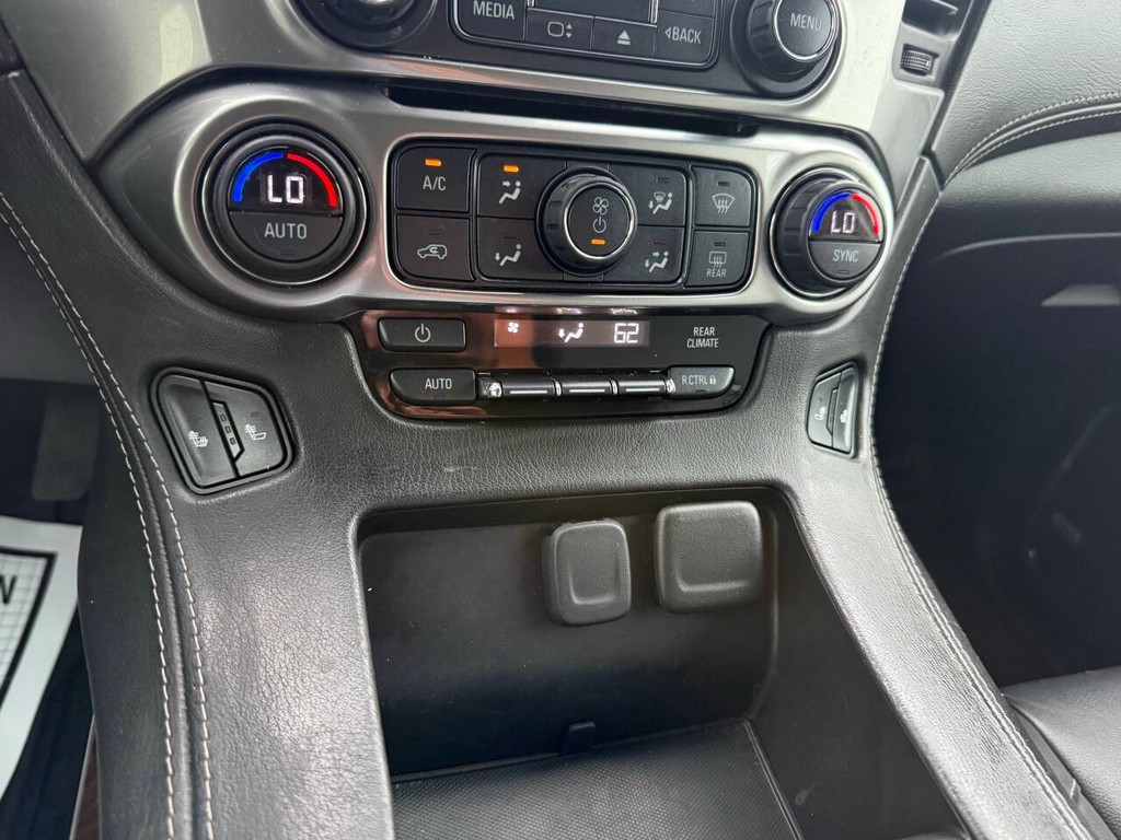 Chevrolet Suburban Vehicle Full-screen Gallery Image 30