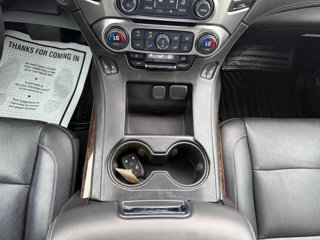 Chevrolet Suburban Vehicle Full-screen Gallery Image 31