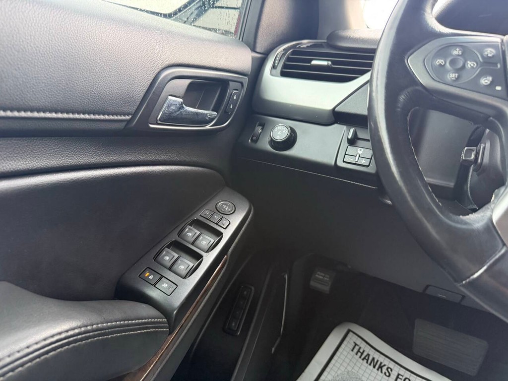 Chevrolet Suburban Vehicle Full-screen Gallery Image 32