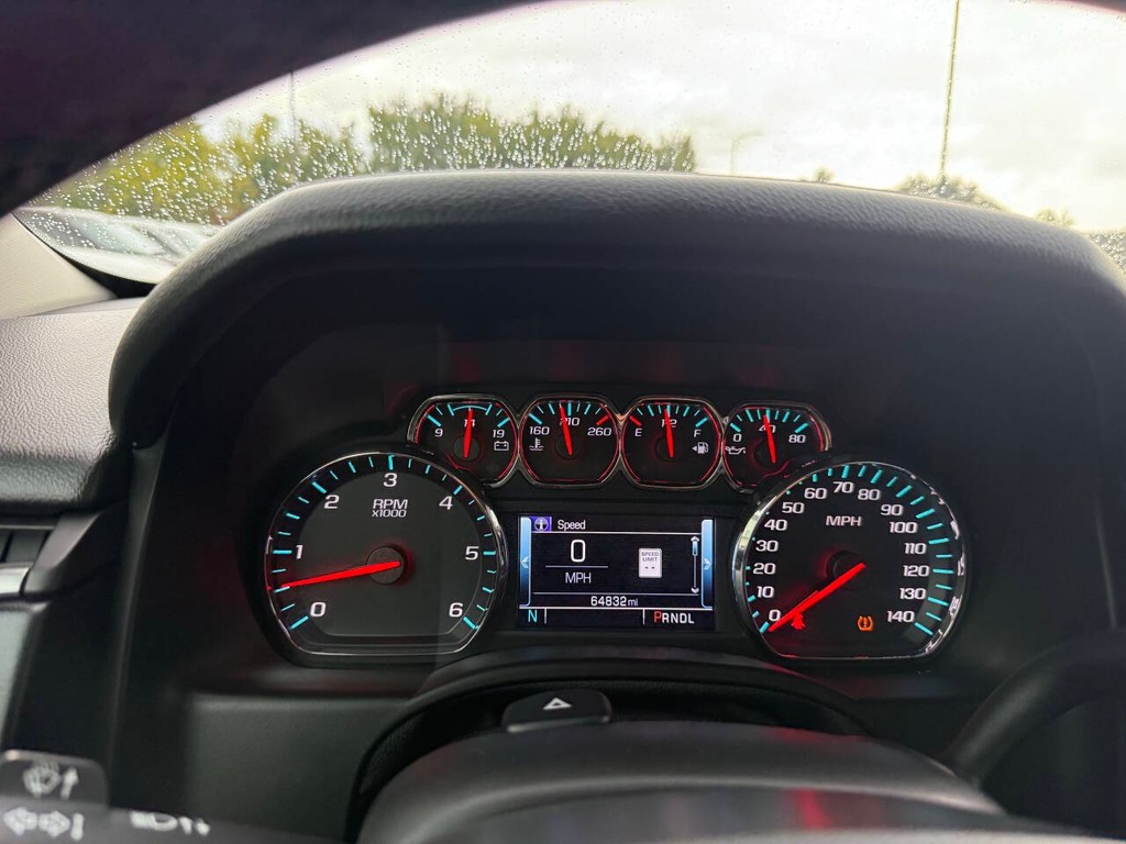 Chevrolet Suburban Vehicle Full-screen Gallery Image 33