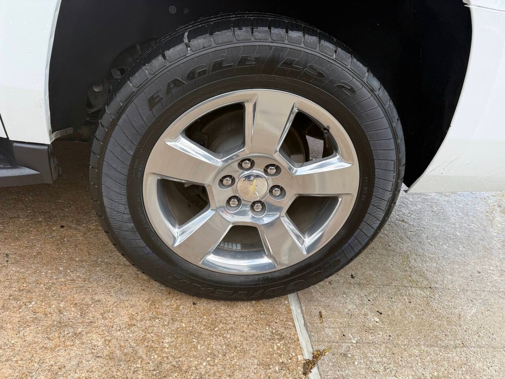 Chevrolet Suburban Vehicle Full-screen Gallery Image 37