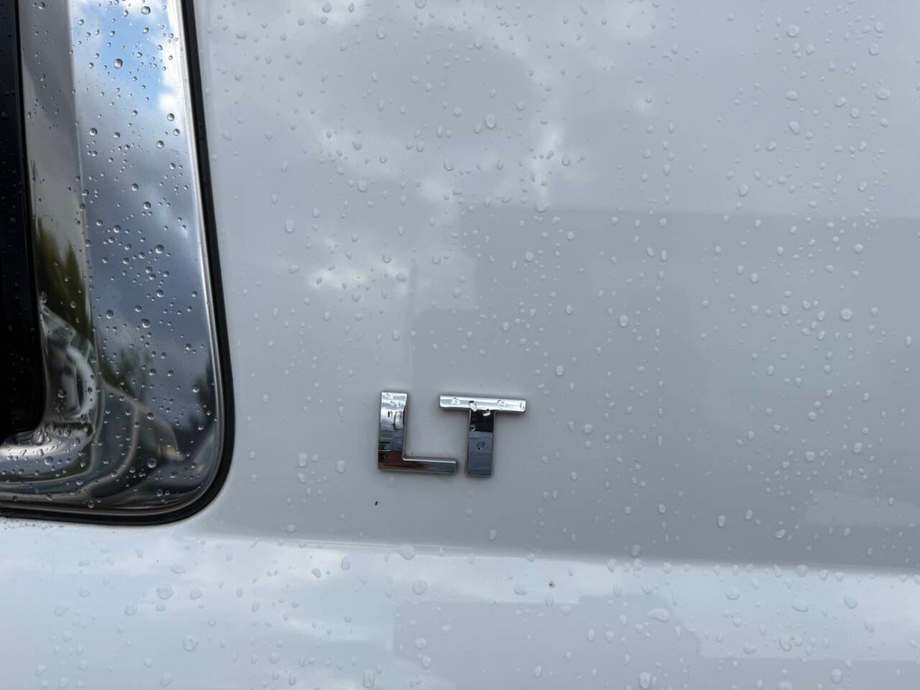 Chevrolet Suburban Vehicle Full-screen Gallery Image 38