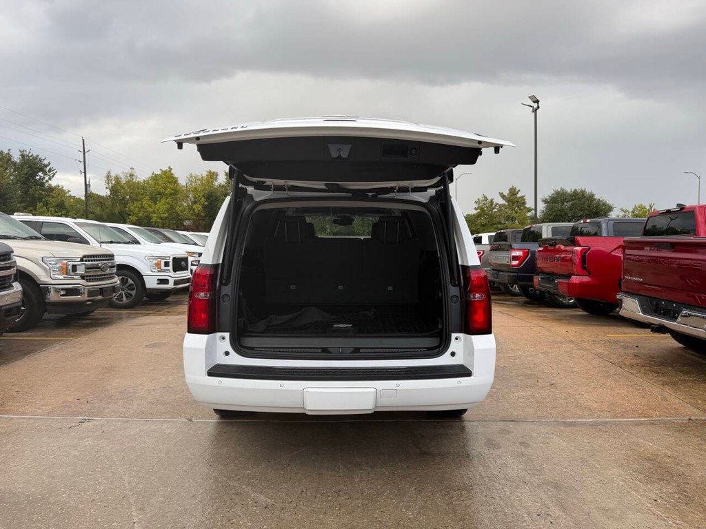 Chevrolet Suburban Vehicle Full-screen Gallery Image 39