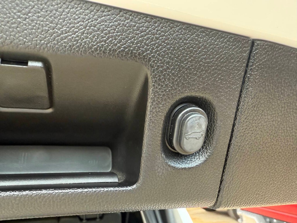 Chevrolet Suburban Vehicle Full-screen Gallery Image 40