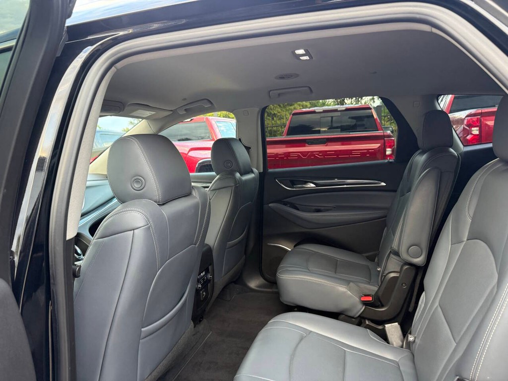 Buick Enclave Vehicle Full-screen Gallery Image 12