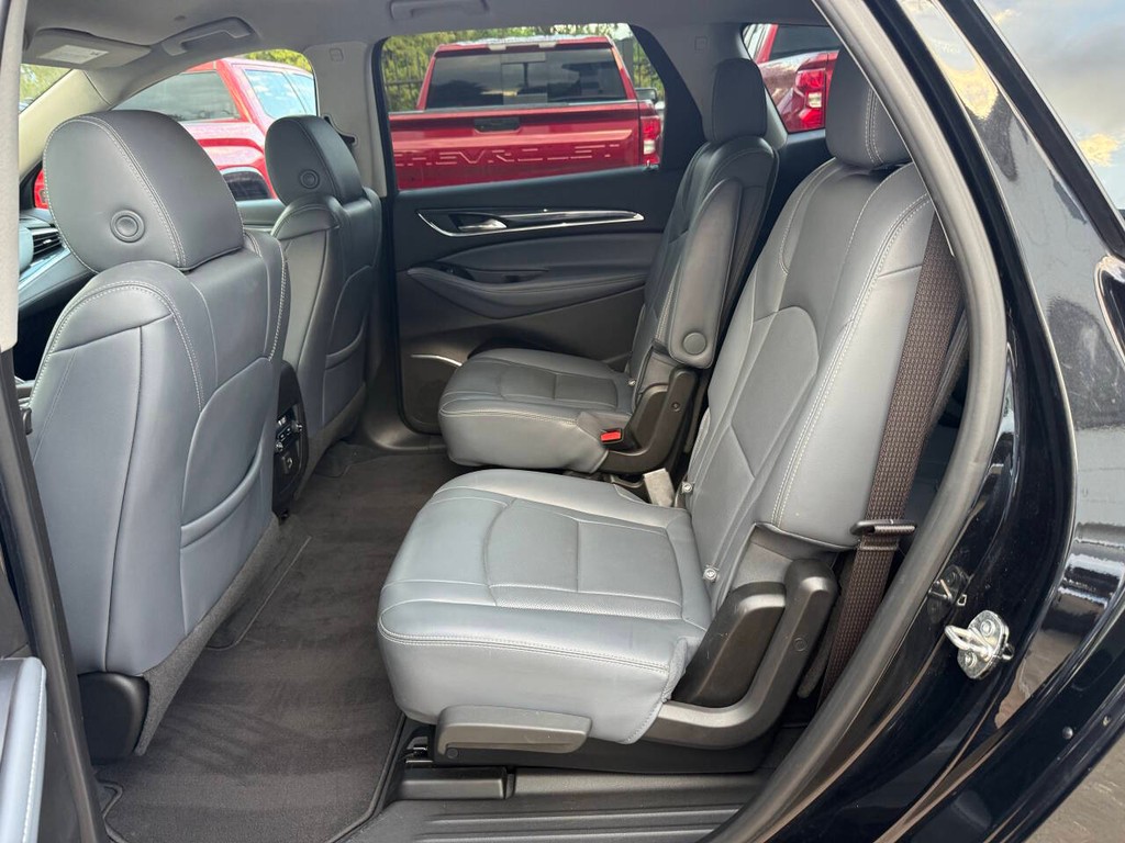 Buick Enclave Vehicle Full-screen Gallery Image 13