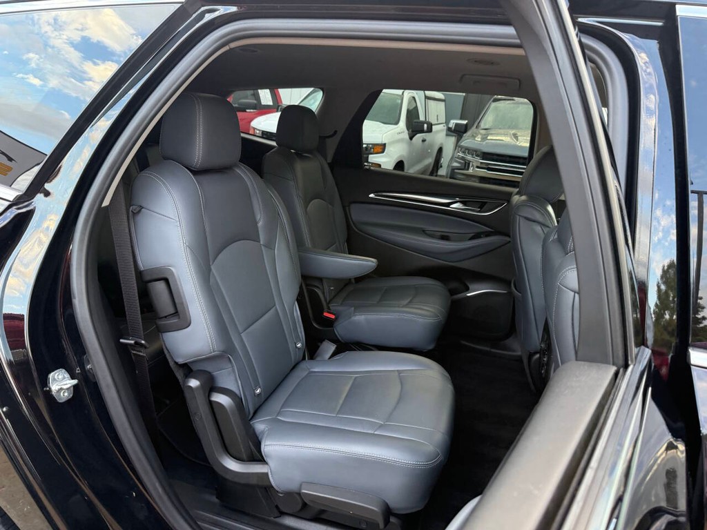 Buick Enclave Vehicle Full-screen Gallery Image 16