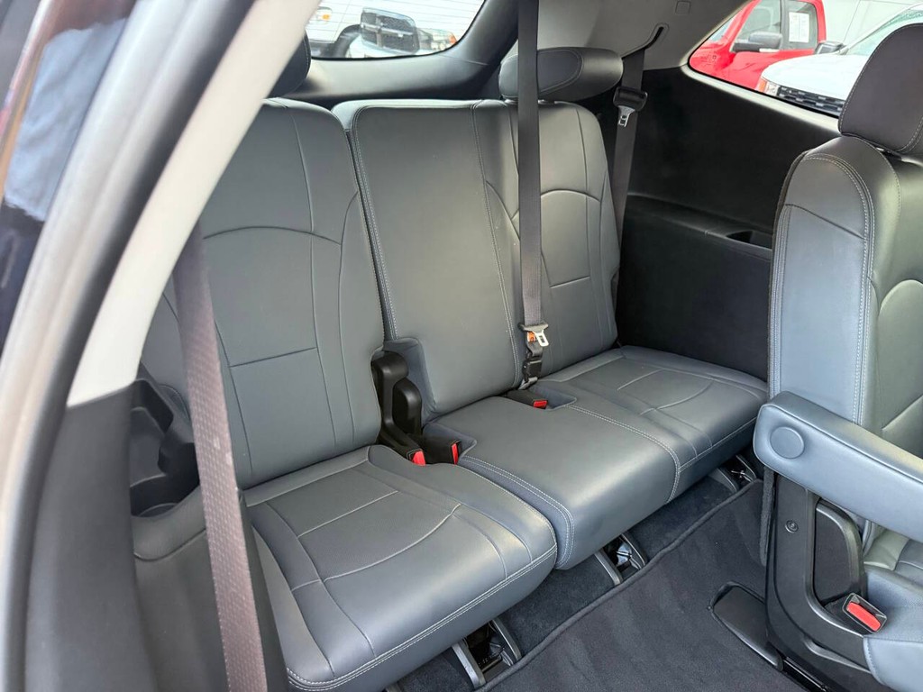 Buick Enclave Vehicle Full-screen Gallery Image 17