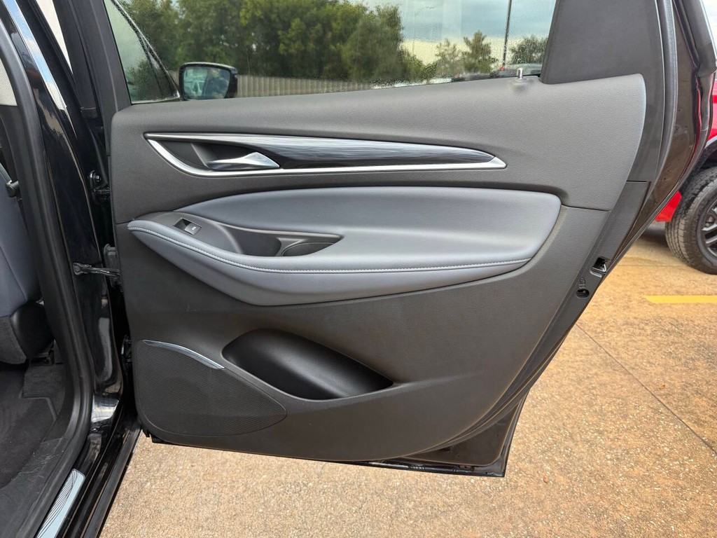 Buick Enclave Vehicle Full-screen Gallery Image 18