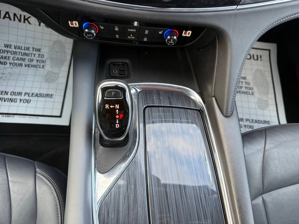 Buick Enclave Vehicle Full-screen Gallery Image 30