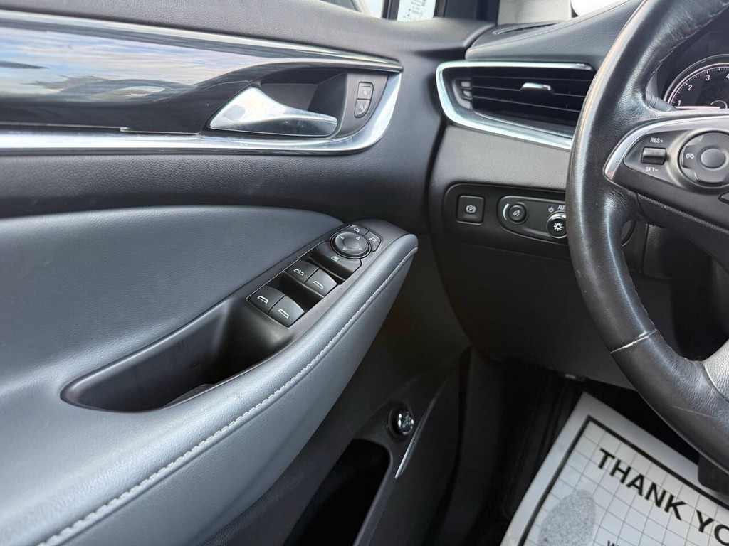 Buick Enclave Vehicle Full-screen Gallery Image 31