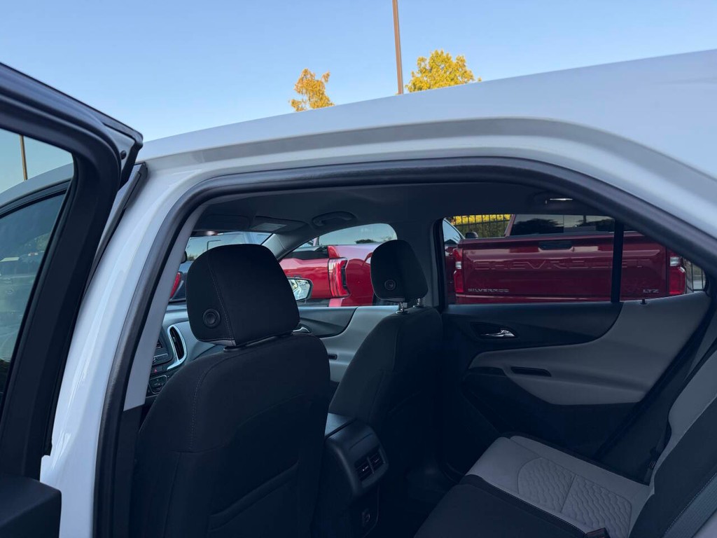 Chevrolet Equinox Vehicle Full-screen Gallery Image 12