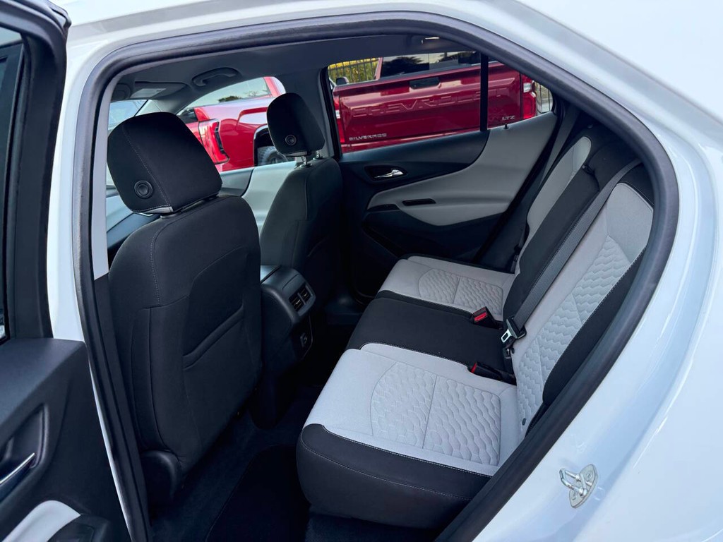 Chevrolet Equinox Vehicle Full-screen Gallery Image 13