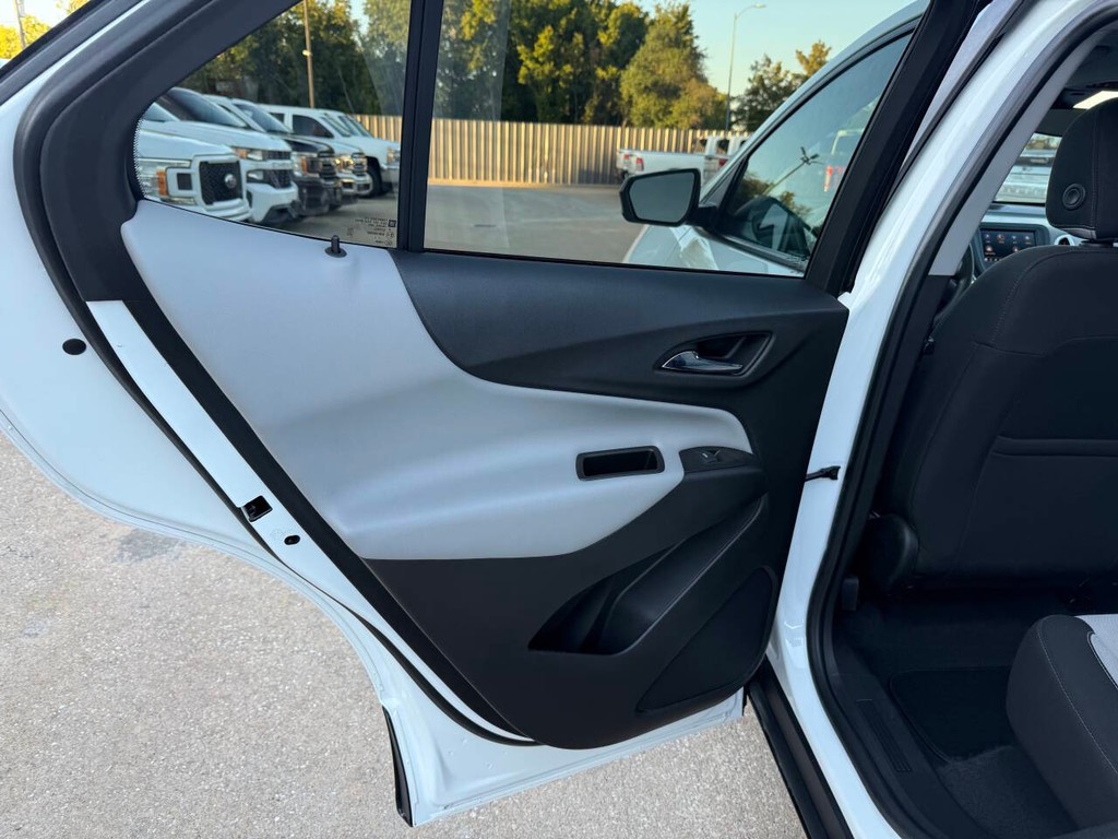 Chevrolet Equinox Vehicle Full-screen Gallery Image 14