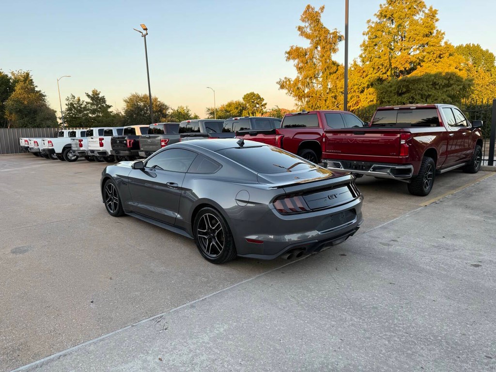 Ford Mustang Vehicle Full-screen Gallery Image 04