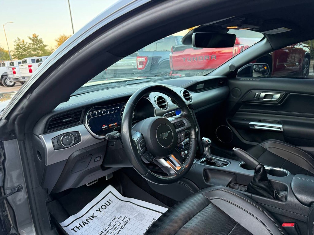 Ford Mustang Vehicle Full-screen Gallery Image 06