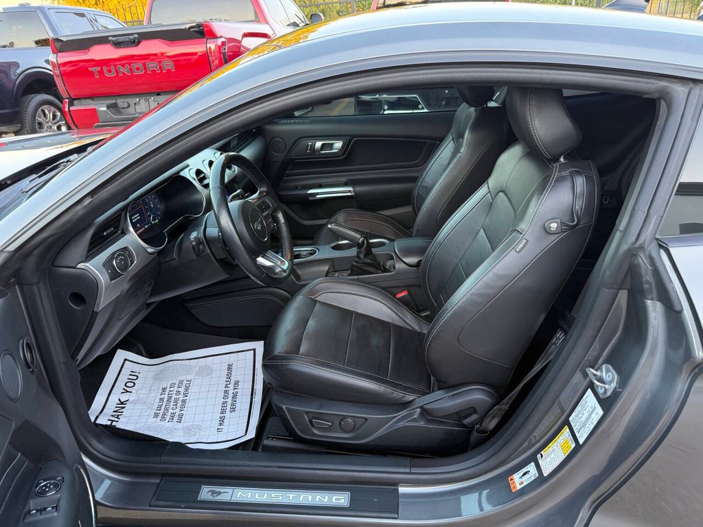 Ford Mustang Vehicle Full-screen Gallery Image 07