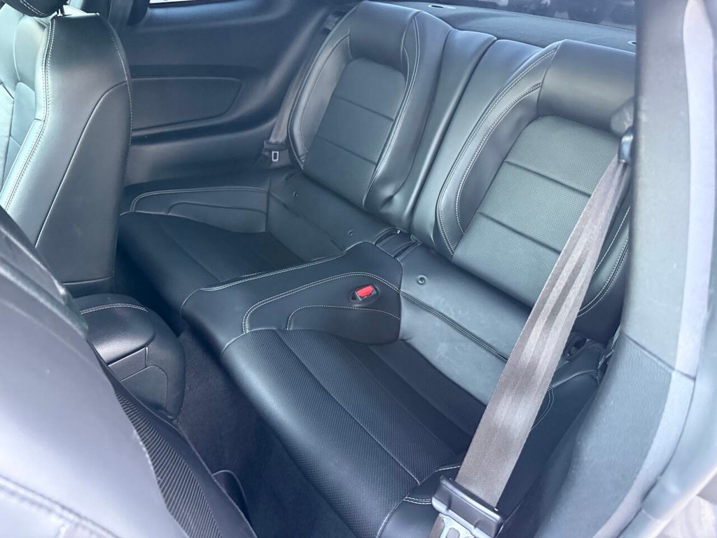 Ford Mustang Vehicle Full-screen Gallery Image 08