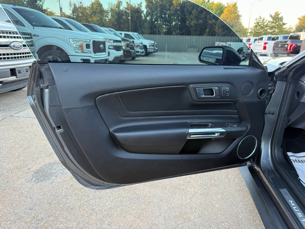 Ford Mustang Vehicle Full-screen Gallery Image 09