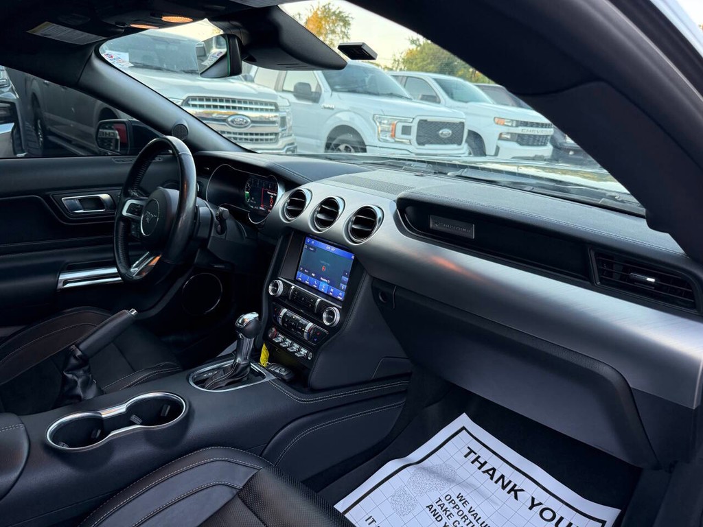 Ford Mustang Vehicle Full-screen Gallery Image 10