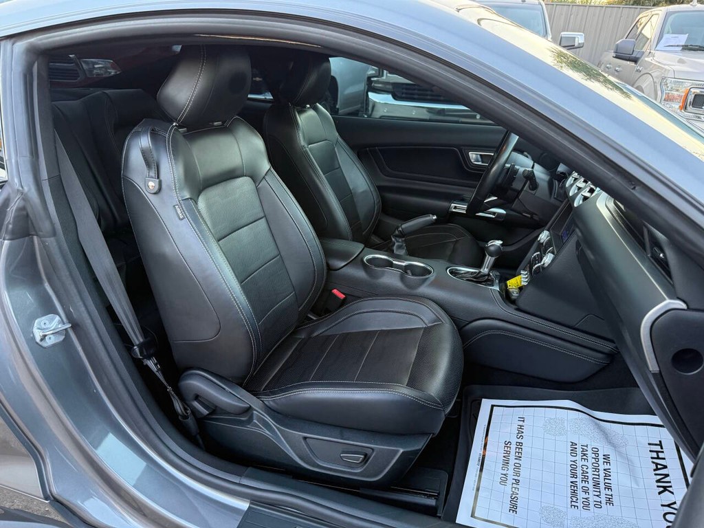 Ford Mustang Vehicle Full-screen Gallery Image 11