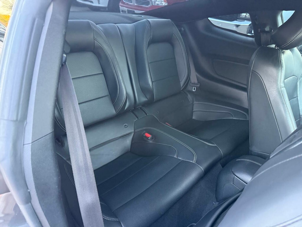 Ford Mustang Vehicle Full-screen Gallery Image 12