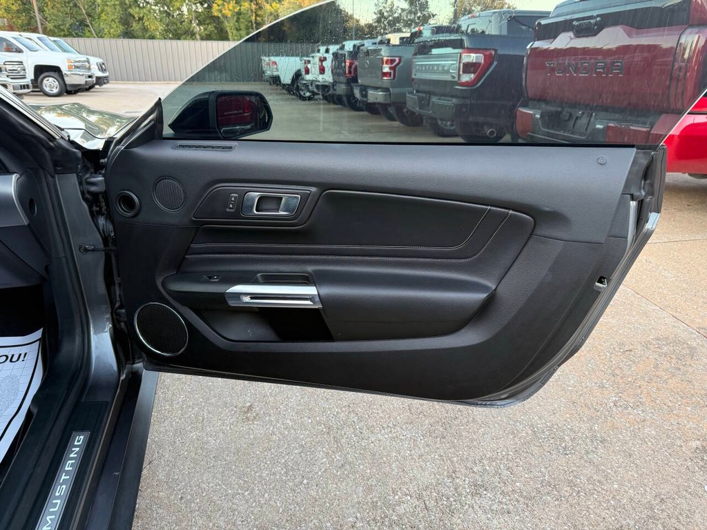 Ford Mustang Vehicle Full-screen Gallery Image 13