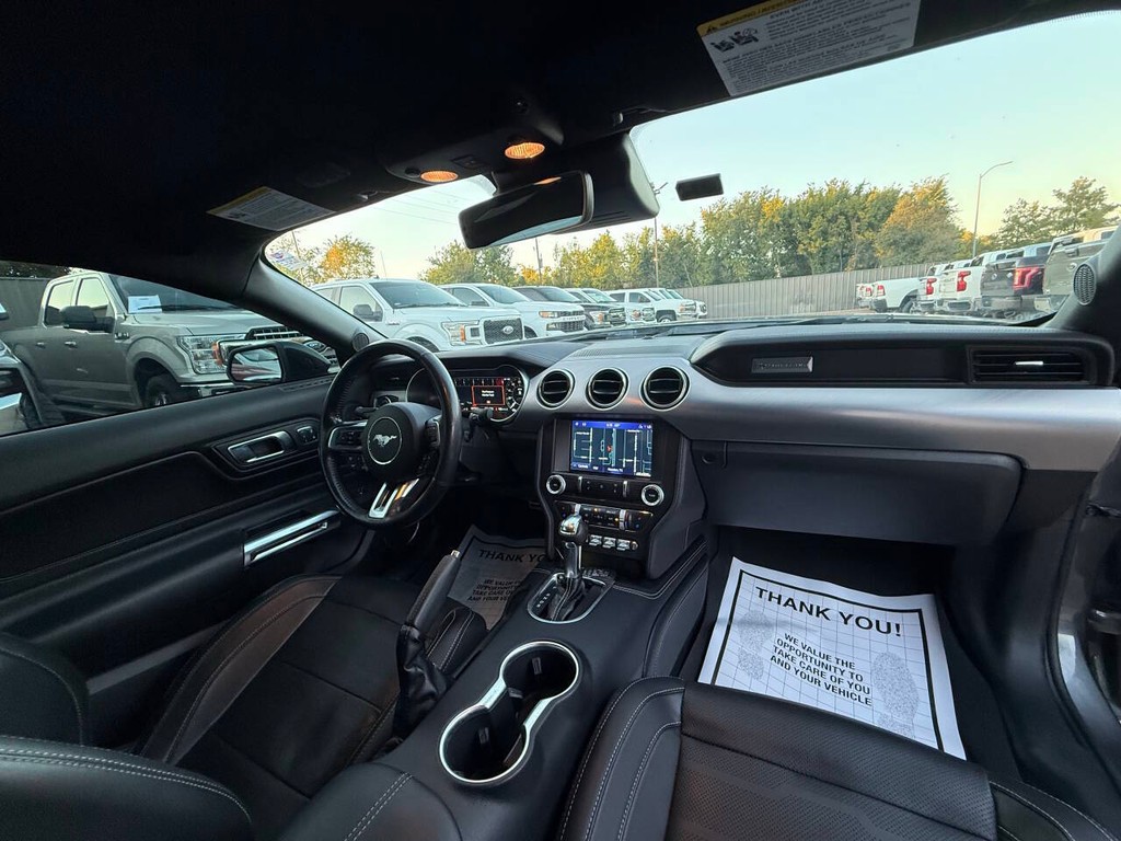 Ford Mustang Vehicle Full-screen Gallery Image 15