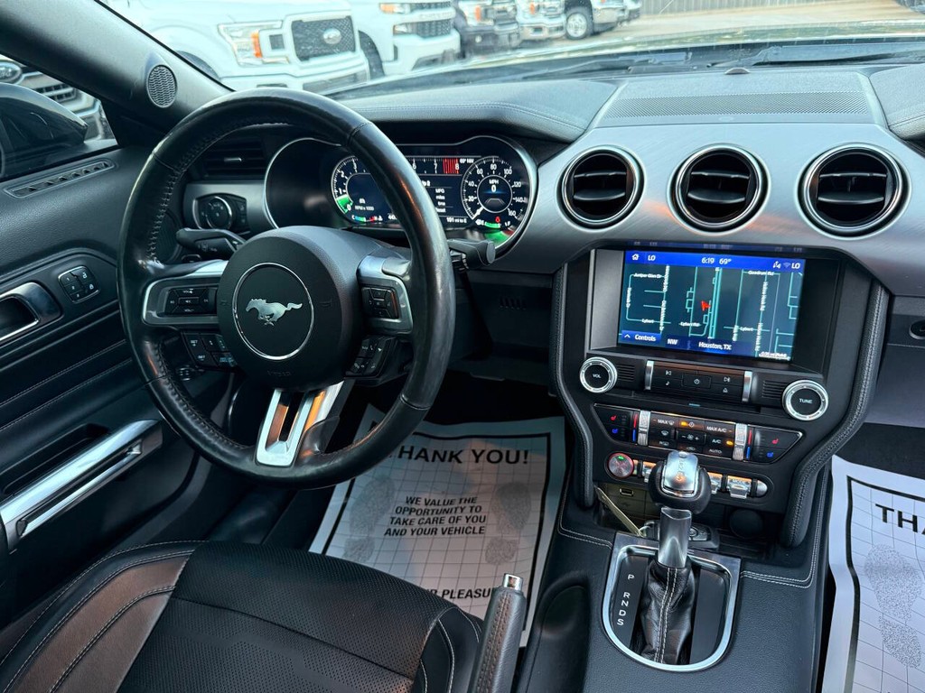 Ford Mustang Vehicle Full-screen Gallery Image 16