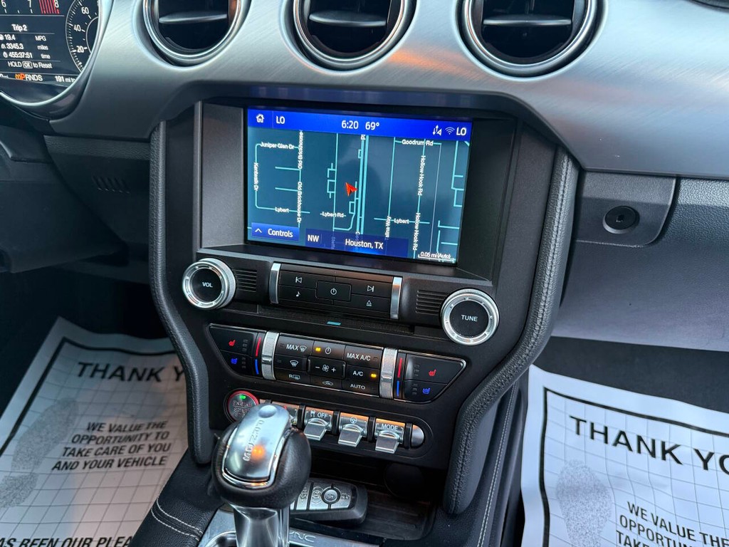 Ford Mustang Vehicle Full-screen Gallery Image 19