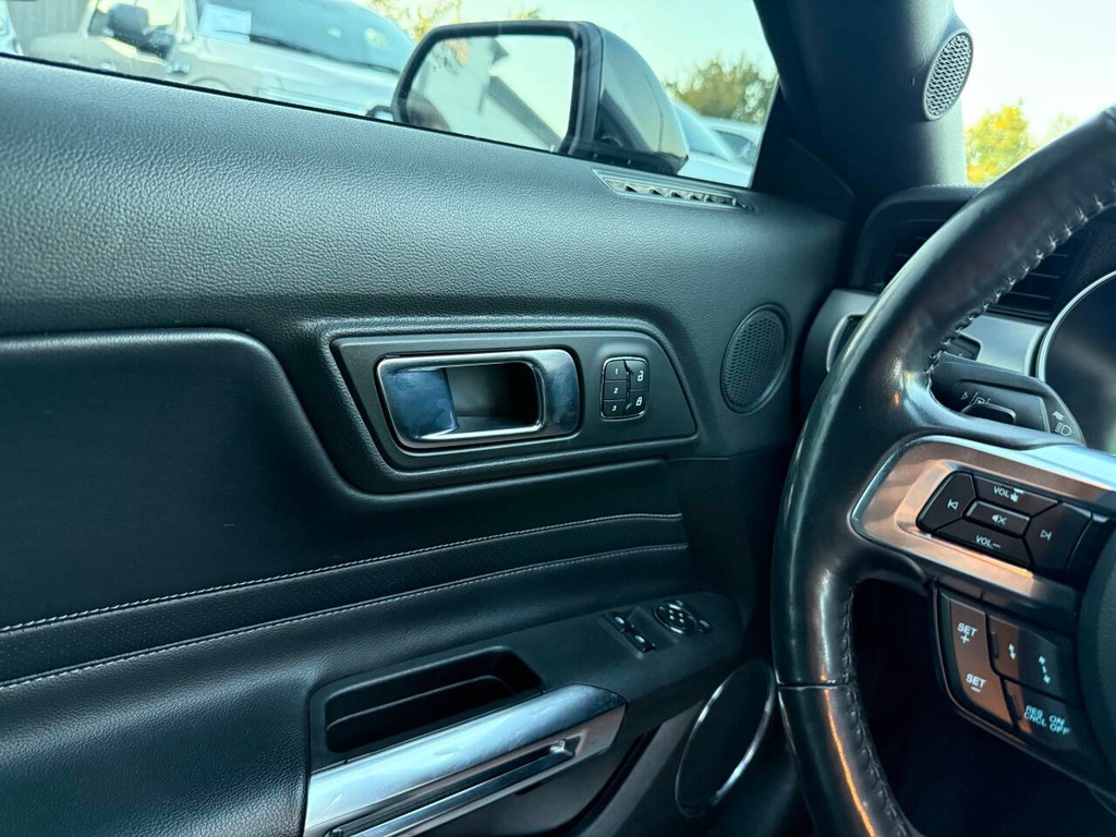 Ford Mustang Vehicle Full-screen Gallery Image 24