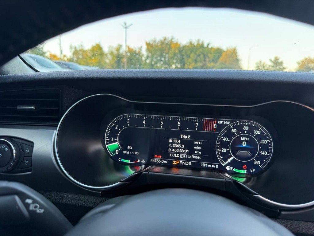 Ford Mustang Vehicle Full-screen Gallery Image 25