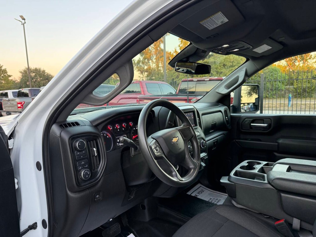 Chevrolet Silverado 2500HD Vehicle Full-screen Gallery Image 06