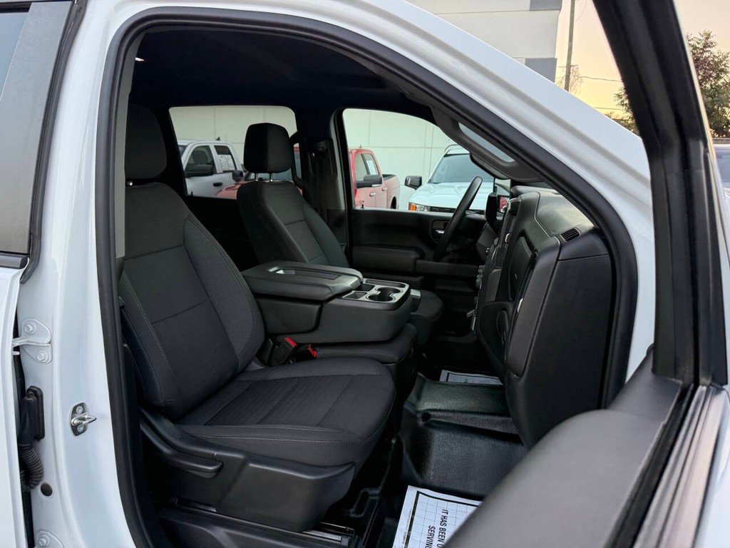 Chevrolet Silverado 2500HD Vehicle Full-screen Gallery Image 10