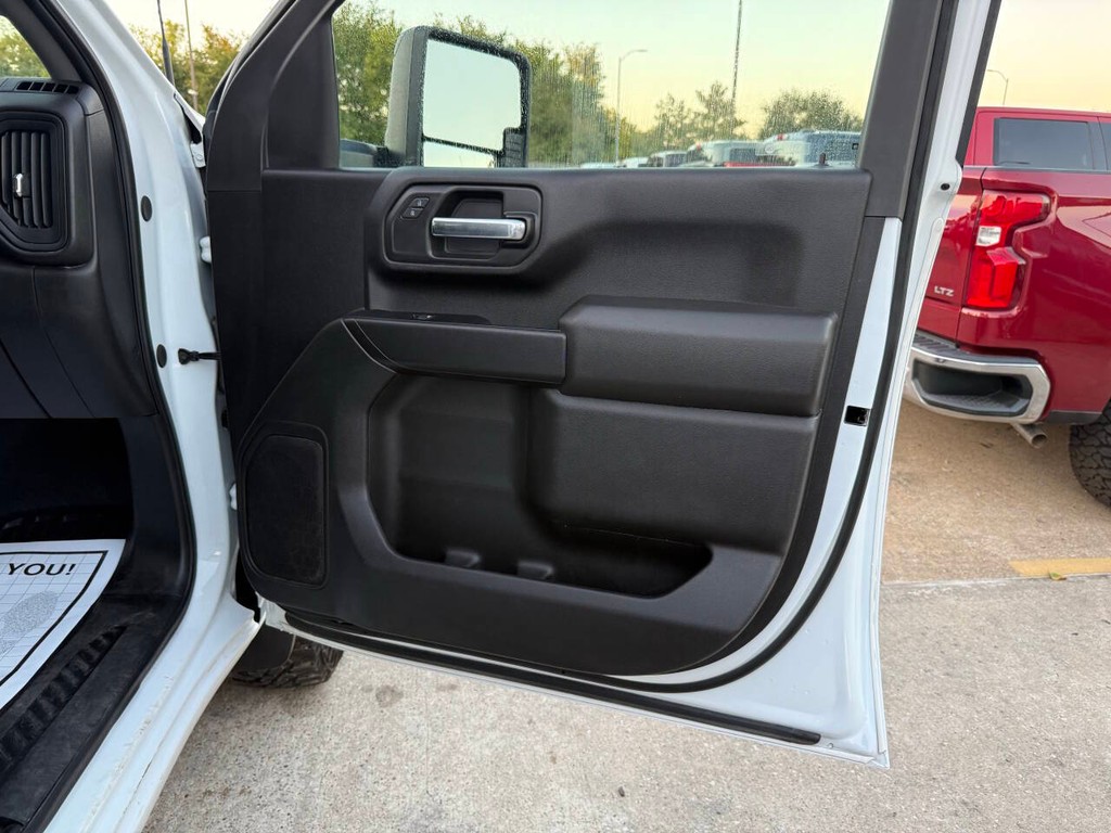 Chevrolet Silverado 2500HD Vehicle Full-screen Gallery Image 11