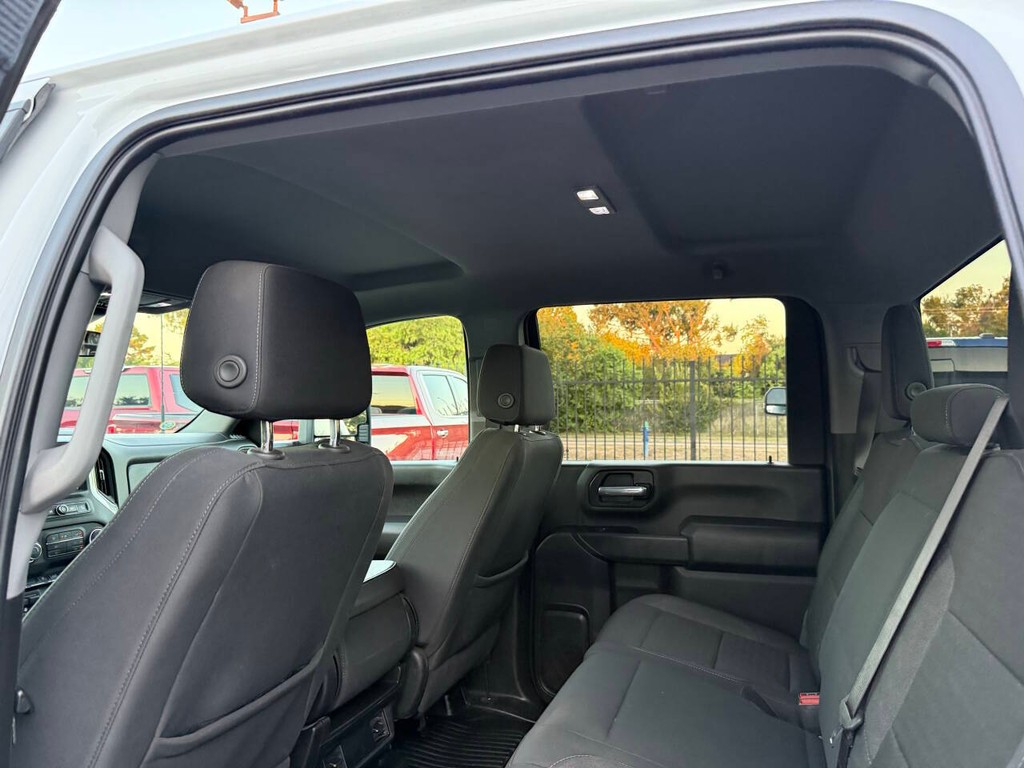 Chevrolet Silverado 2500HD Vehicle Full-screen Gallery Image 12