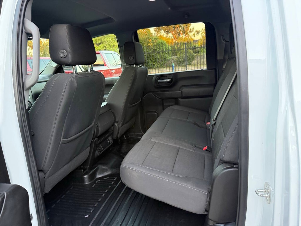 Chevrolet Silverado 2500HD Vehicle Full-screen Gallery Image 13