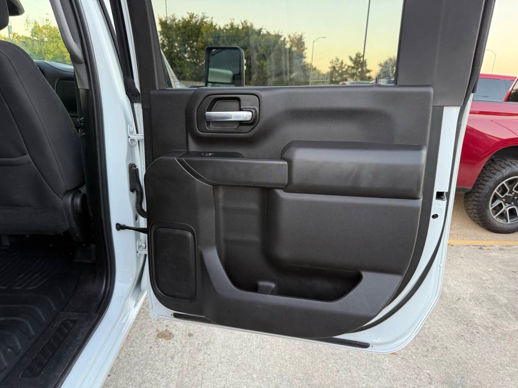 Chevrolet Silverado 2500HD Vehicle Full-screen Gallery Image 16