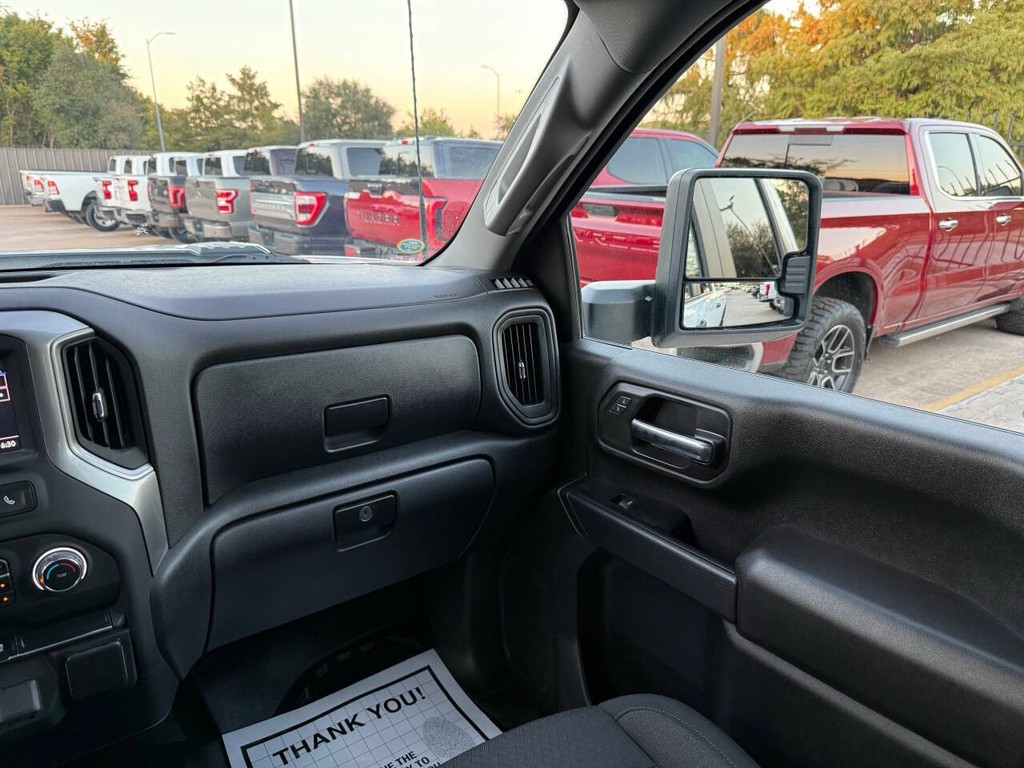 Chevrolet Silverado 2500HD Vehicle Full-screen Gallery Image 20