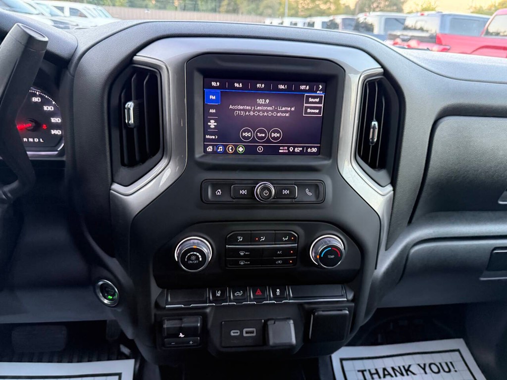 Chevrolet Silverado 2500HD Vehicle Full-screen Gallery Image 24