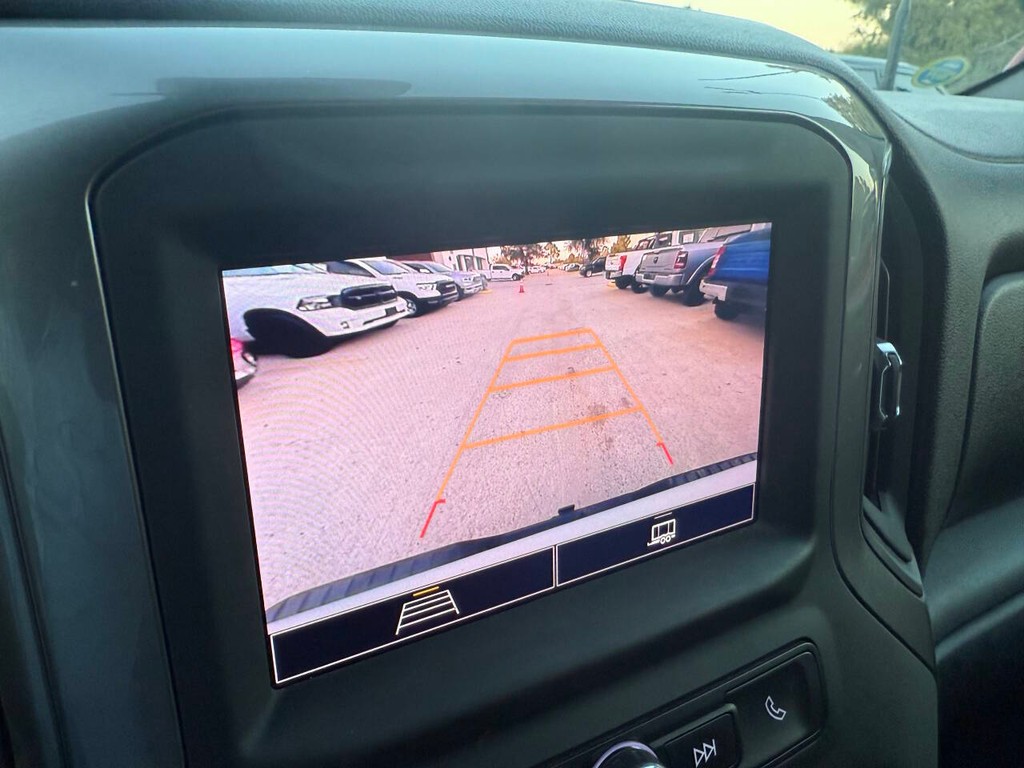 Chevrolet Silverado 2500HD Vehicle Full-screen Gallery Image 26