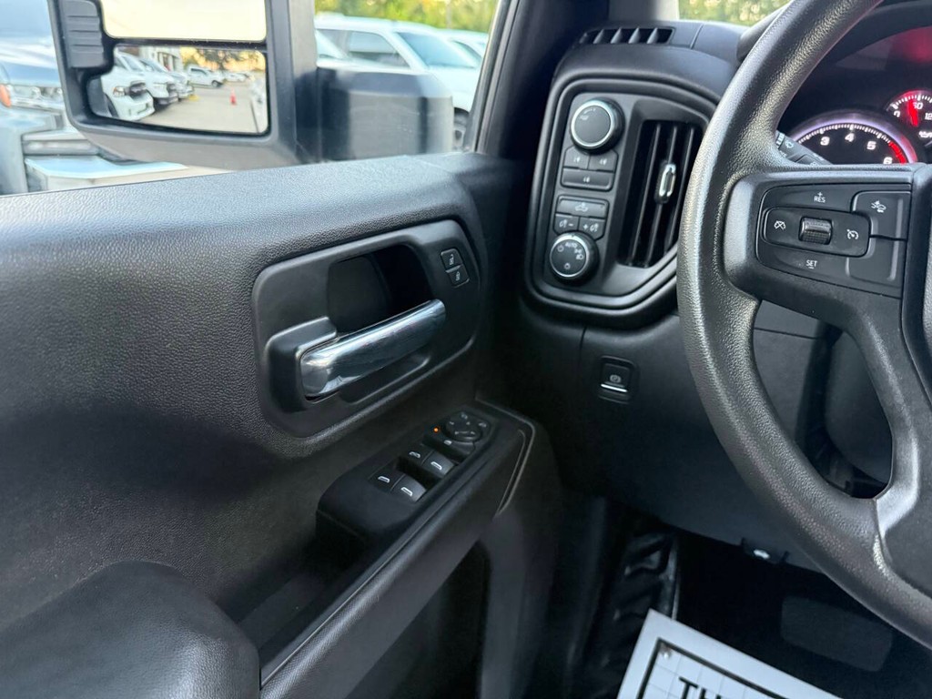 Chevrolet Silverado 2500HD Vehicle Full-screen Gallery Image 30