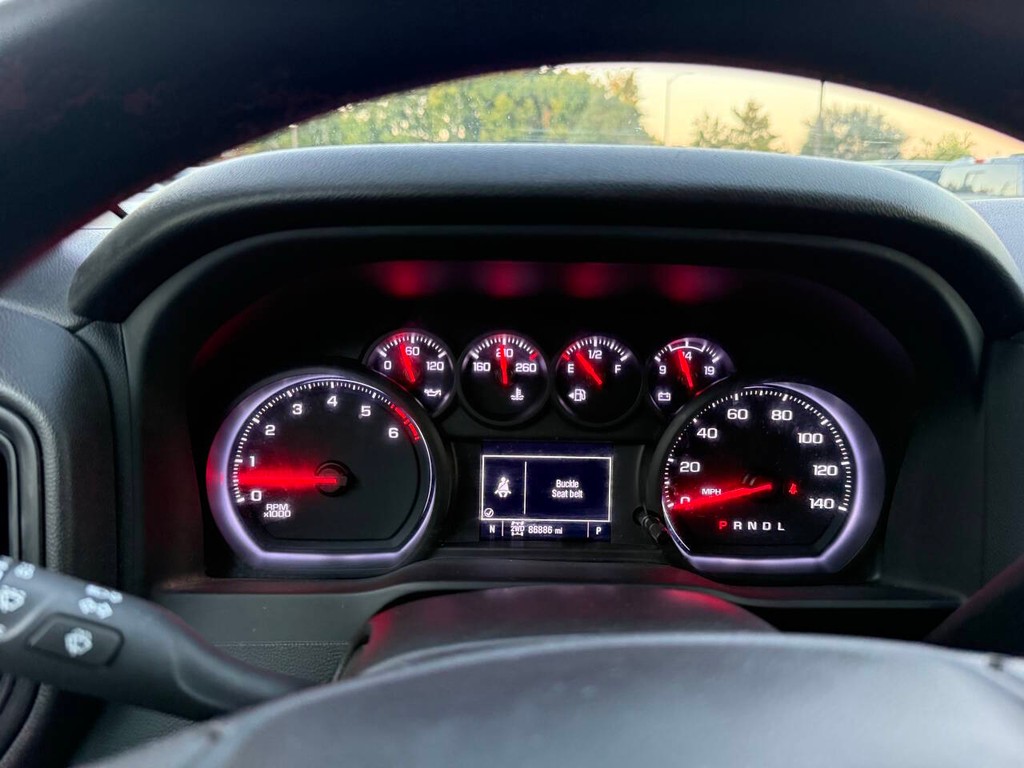 Chevrolet Silverado 2500HD Vehicle Full-screen Gallery Image 31