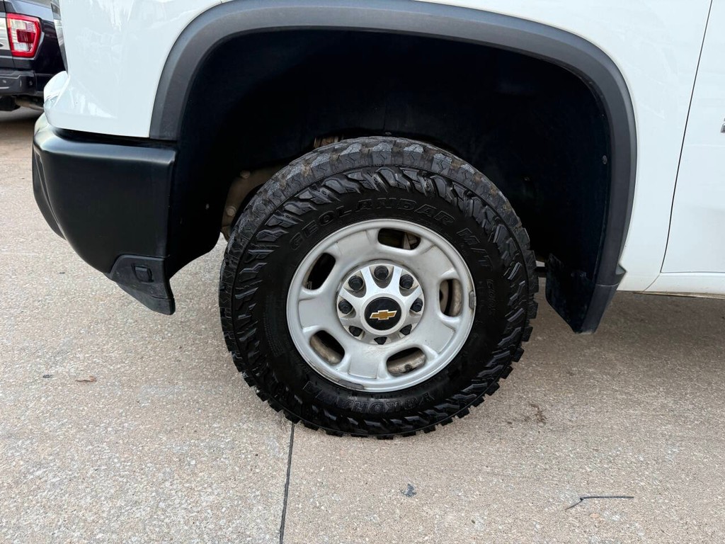 Chevrolet Silverado 2500HD Vehicle Full-screen Gallery Image 35