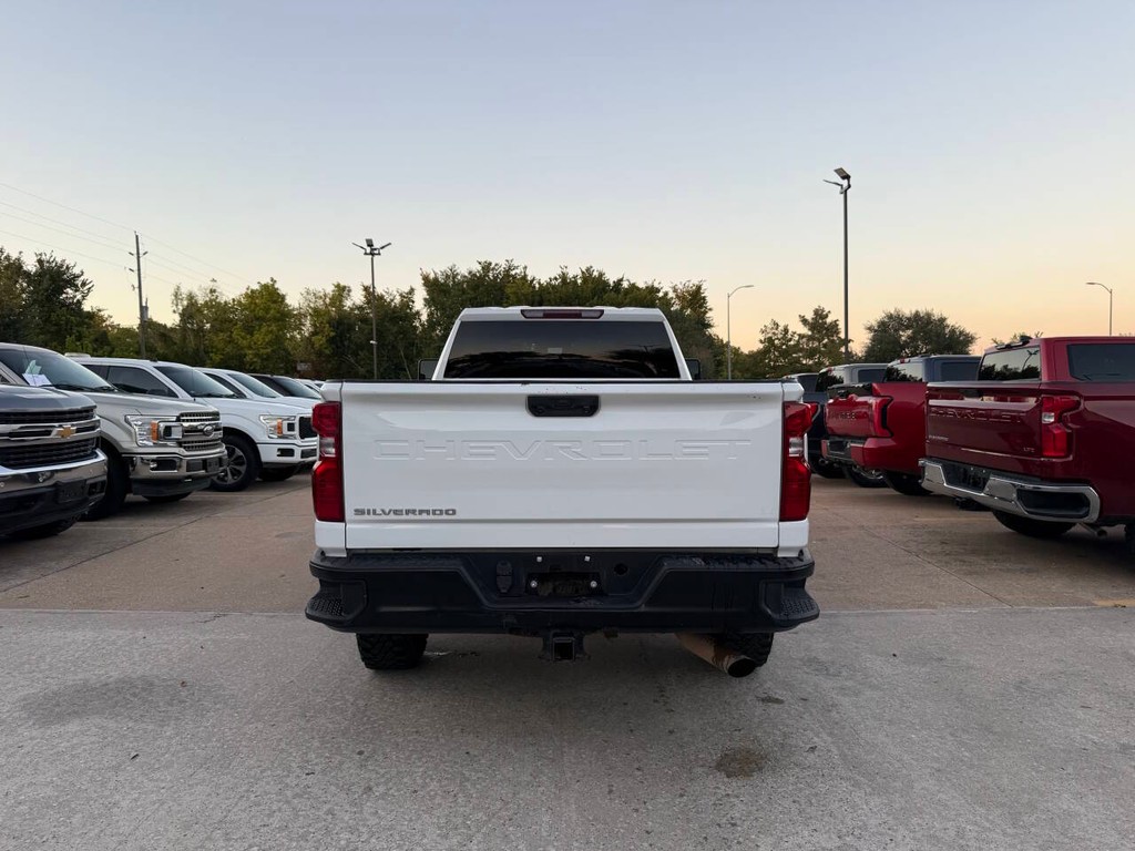 Chevrolet Silverado 2500HD Vehicle Full-screen Gallery Image 37