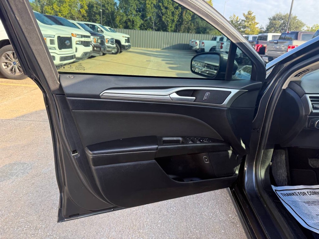 Ford Fusion Hybrid Vehicle Full-screen Gallery Image 08